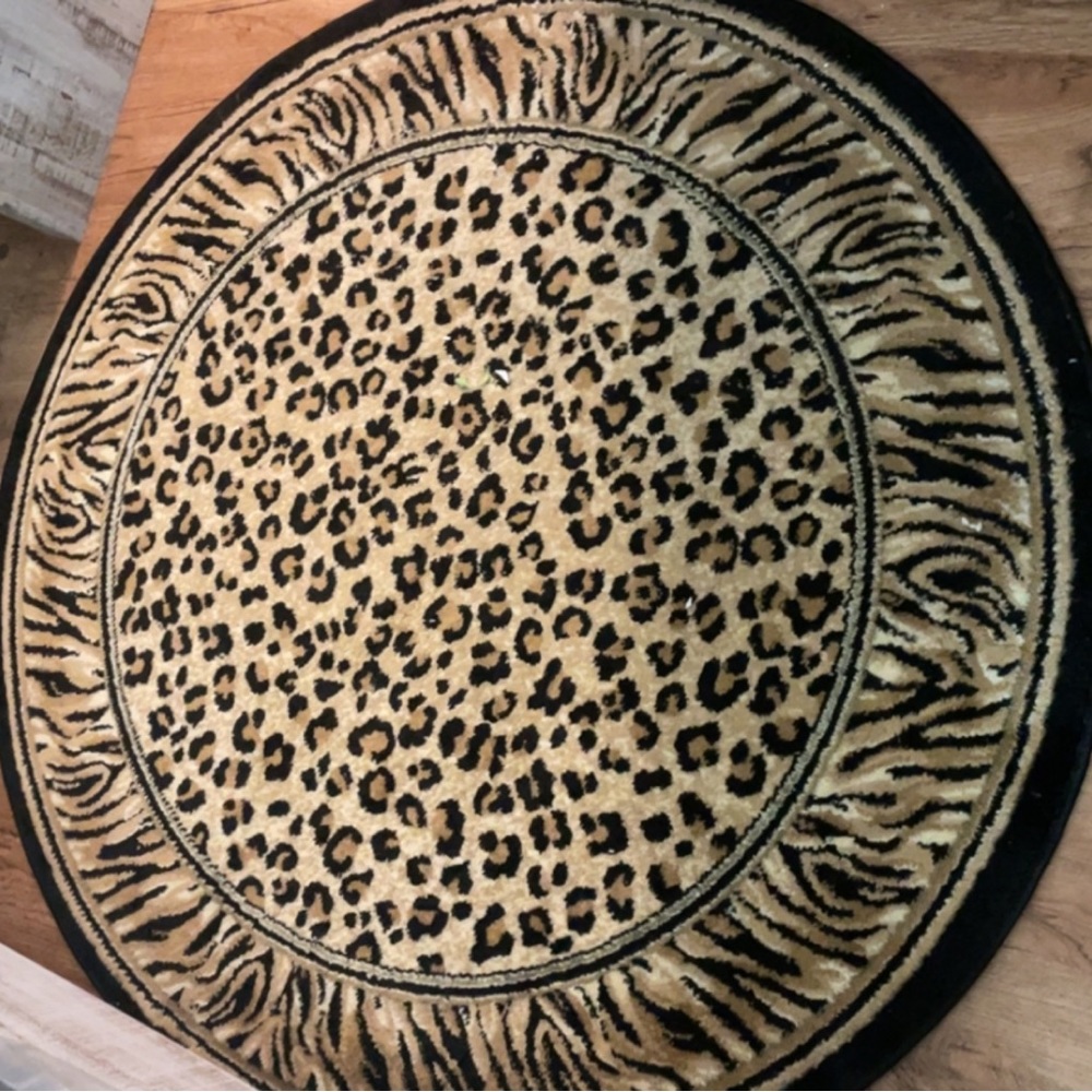 3by 5 circular rug. Cheetah print